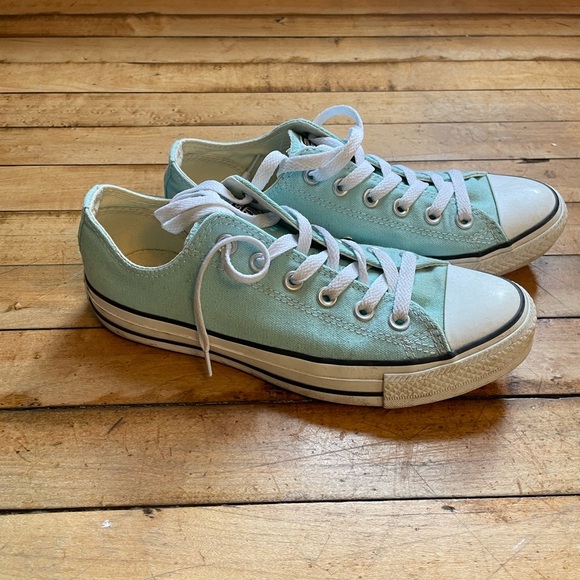 Women’s size 8 Converse sneakers - Picture 2 of 3